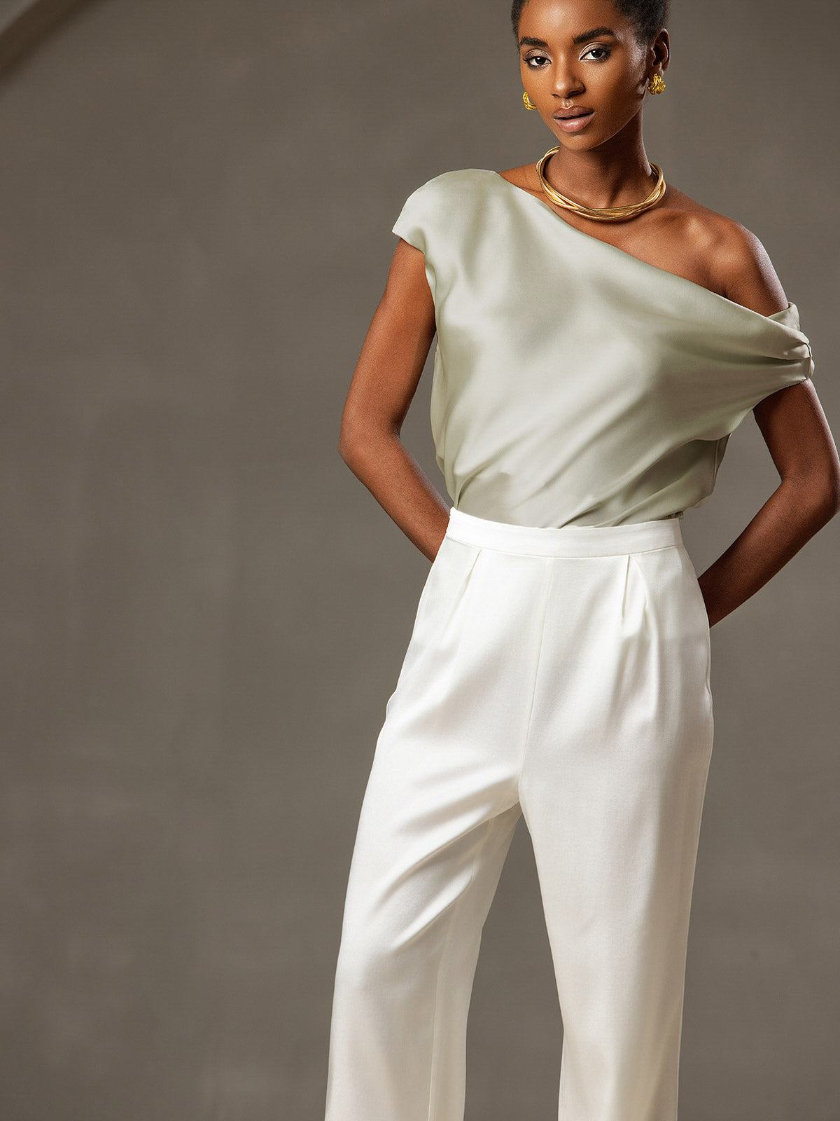 Reyanna™ | Silke Chic En-Skulder Blus