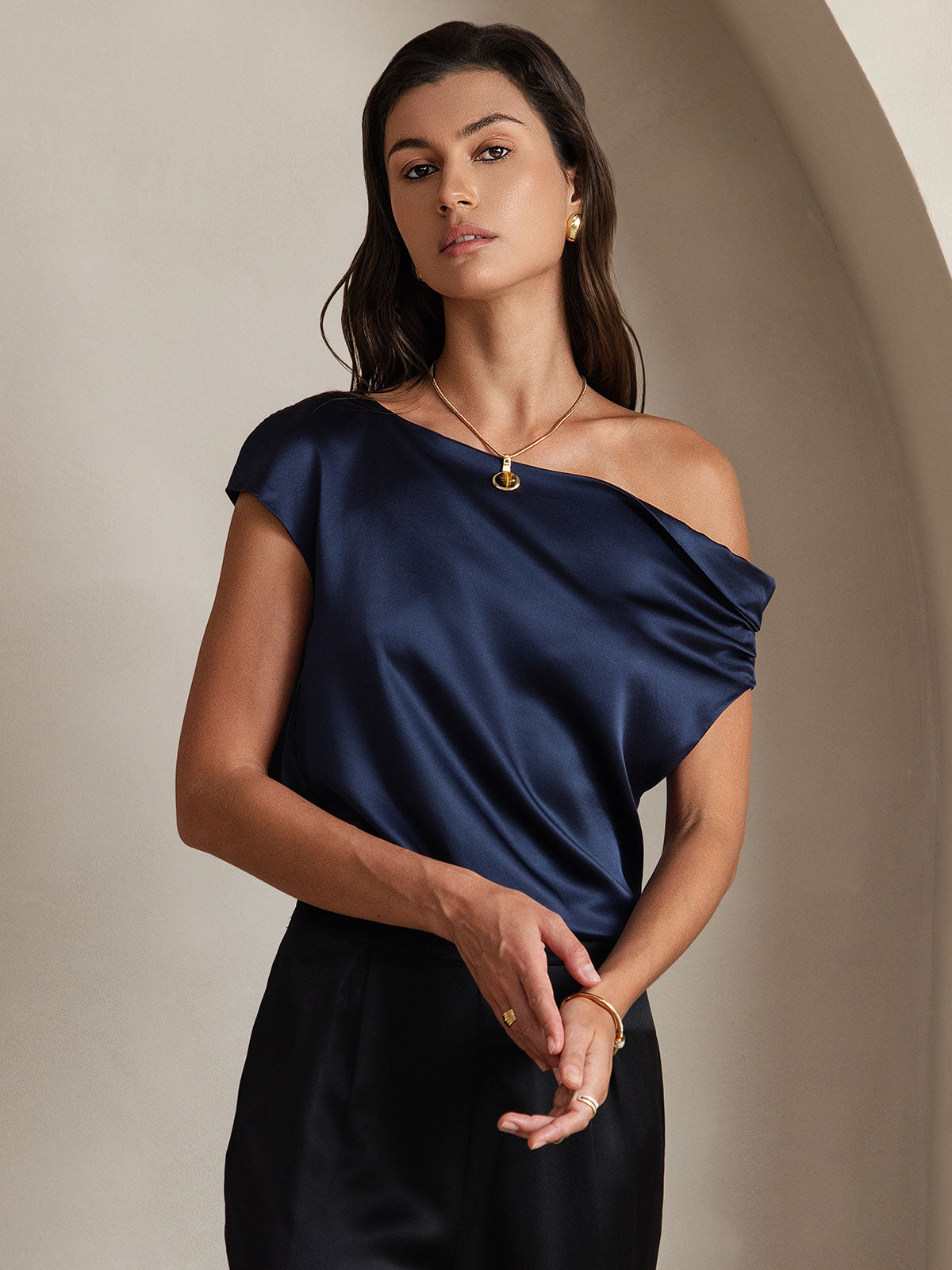 Reyanna™ | Silke Chic En-Skulder Blus