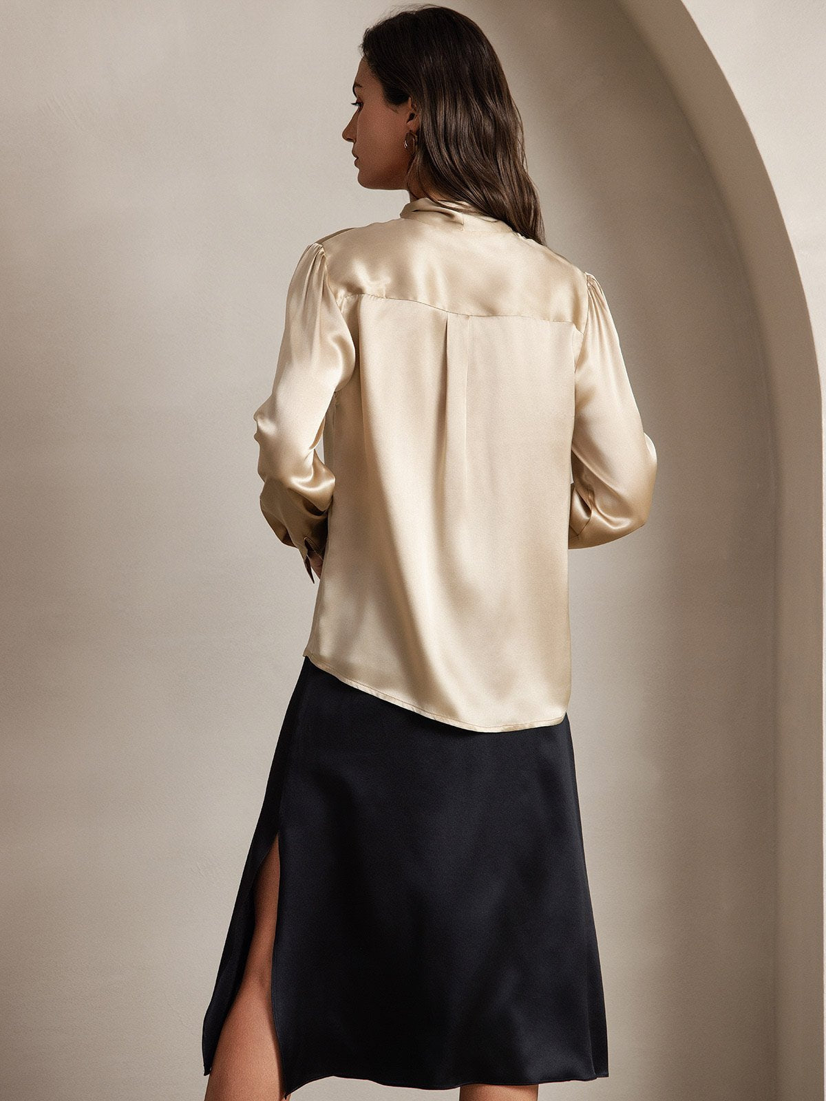 Reyanna™ | Elegant Siden Skjorta med Knytkrage och Långa Ärmar