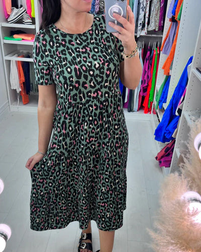 Elegant klänning med leopardtryck