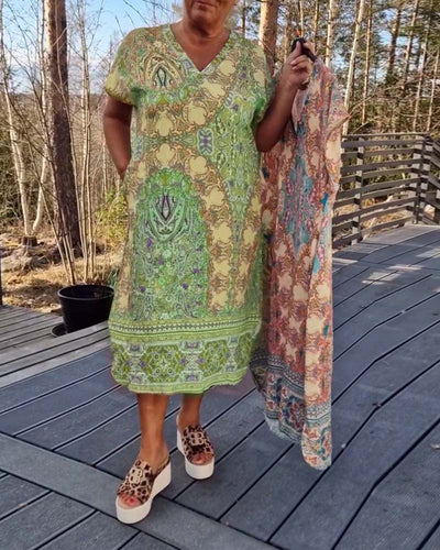 Klänning V-Ringad Kortärmad Mönstrad Rak