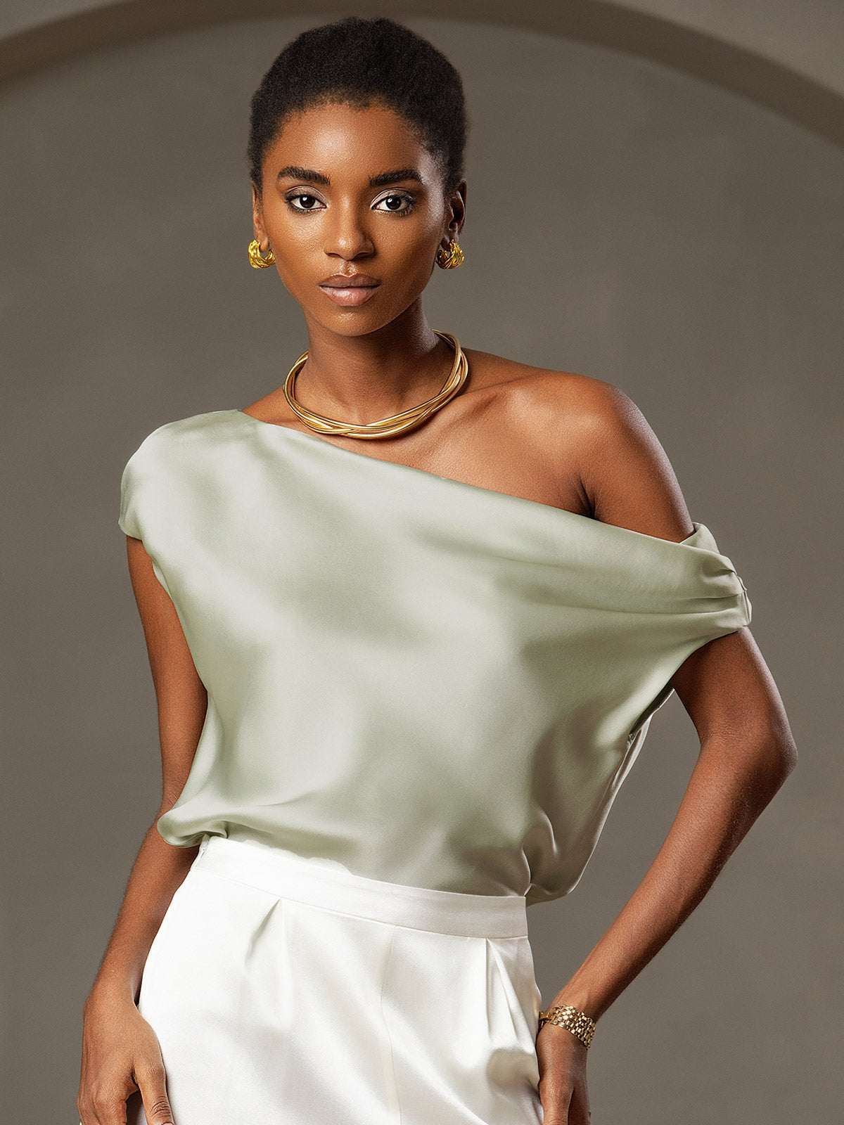 Reyanna™ | Silke Chic En-Skulder Blus