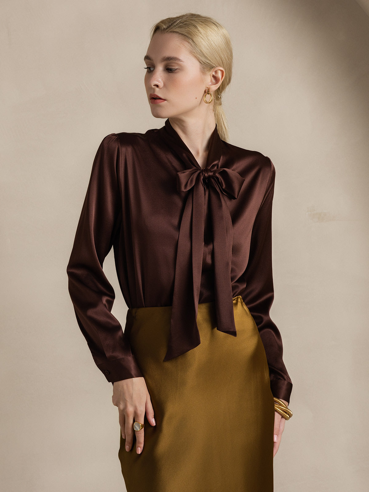 Reyanna™ | Dam 19 Momme Elegant Siden Skjorta med Knytkrage och Långa Ärmar