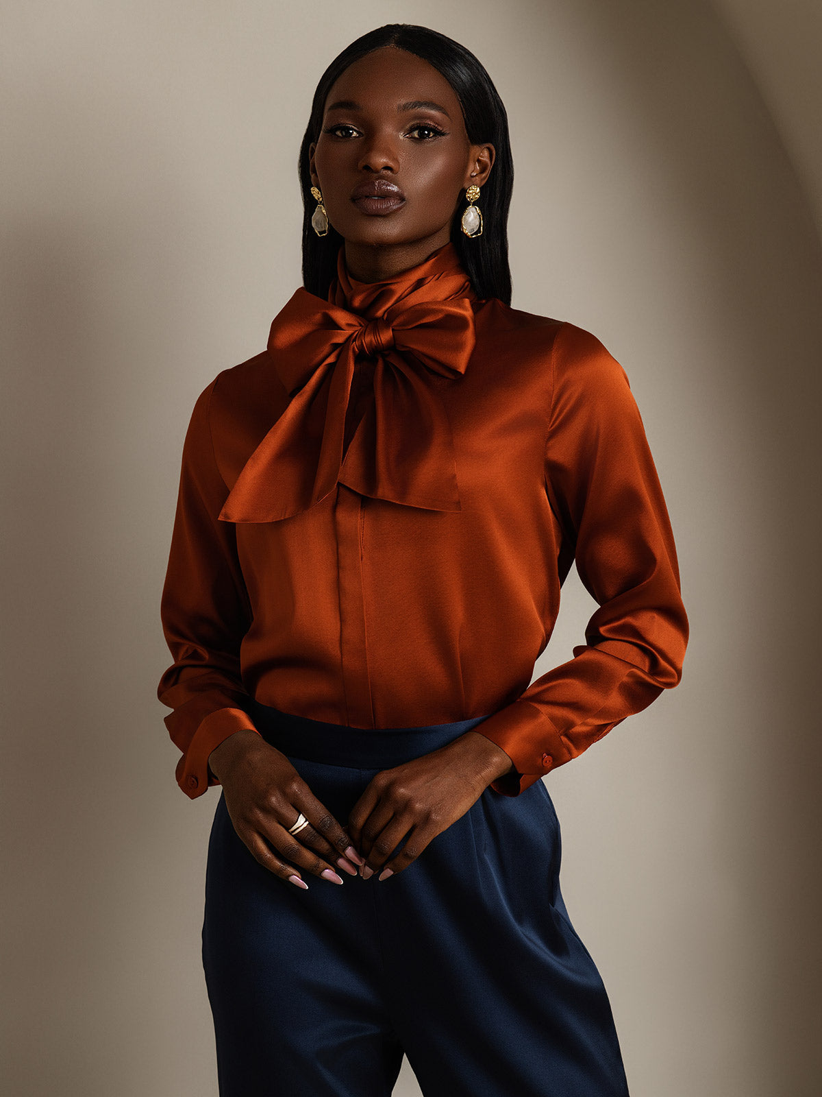 Reyanna™ | Dambasic Blus I 19 Momme Siden Med Knutkrage