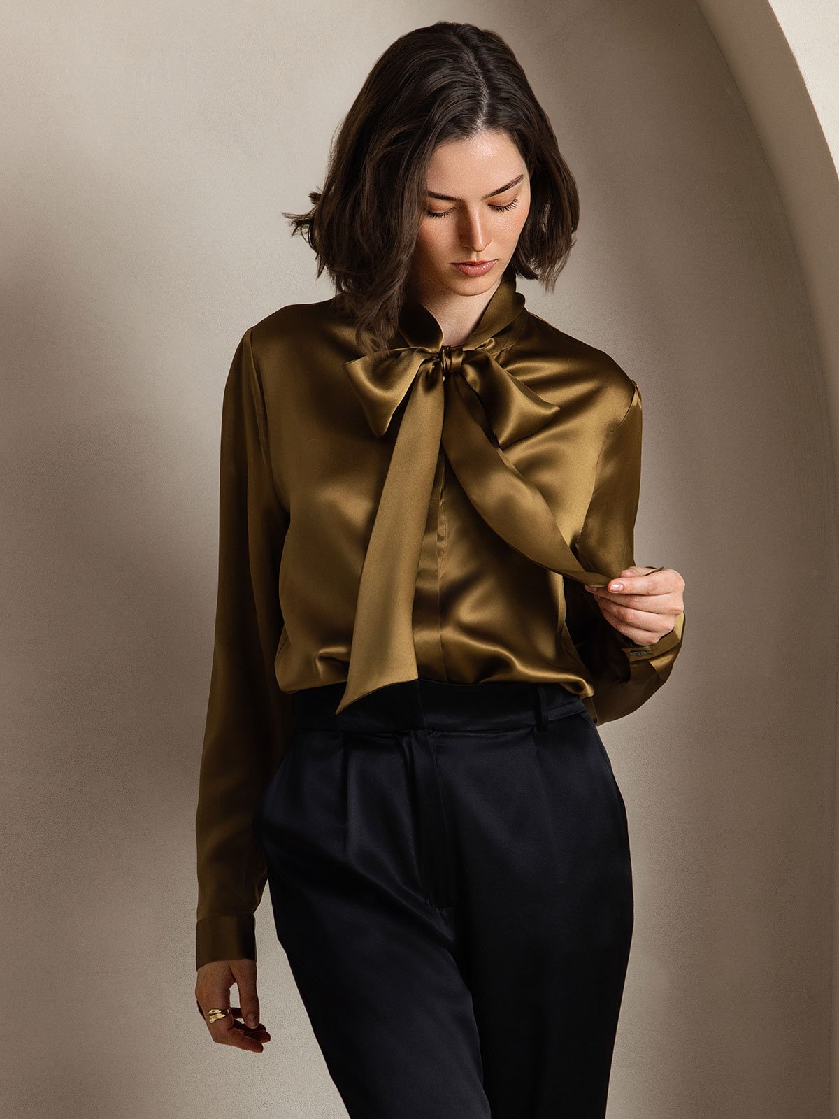 Reyanna™ | Dam 19 Momme Elegant Siden Skjorta med Knytkrage och Långa Ärmar