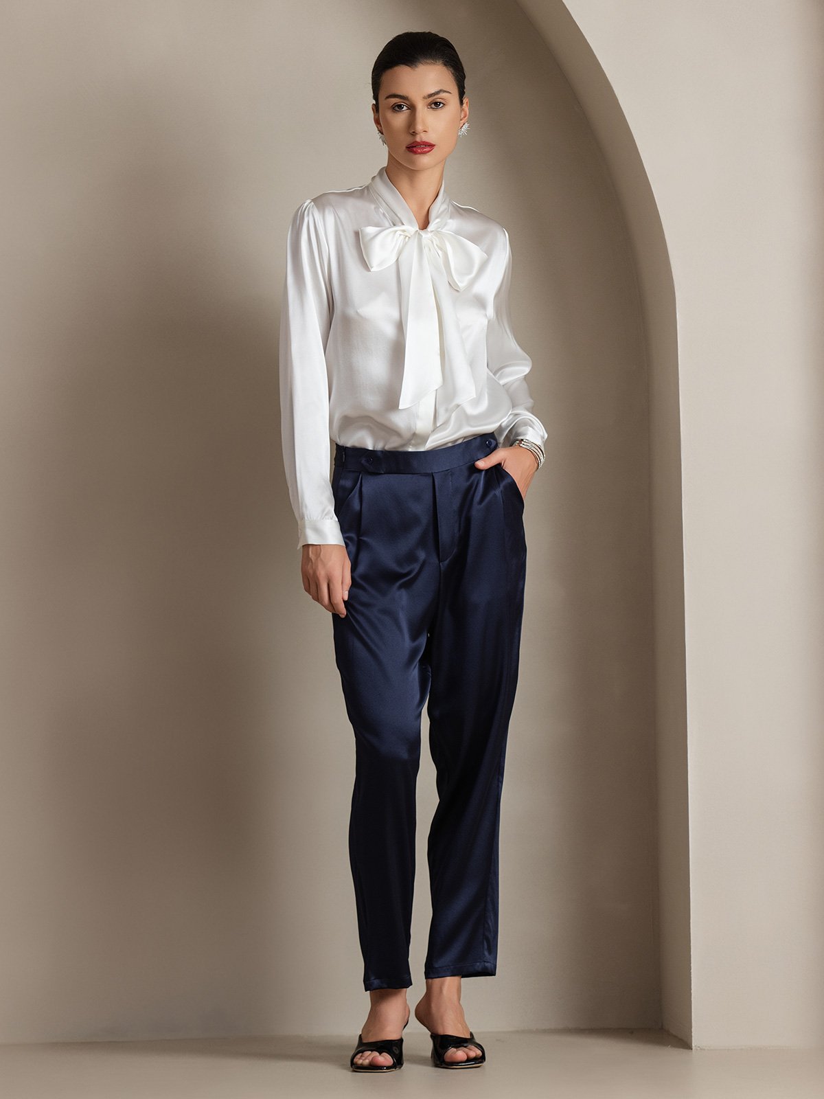 Reyanna™ | Dam 19 Momme Elegant Siden Skjorta med Knytkrage och Långa Ärmar