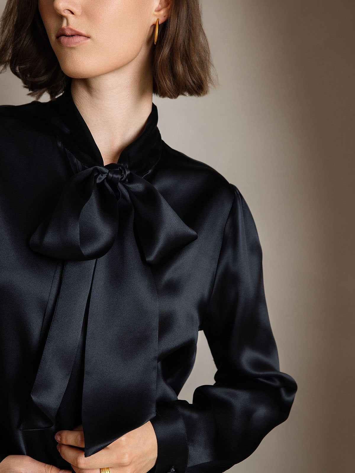 Reyanna™ | Dam 19 Momme Elegant Siden Skjorta med Knytkrage och Långa Ärmar