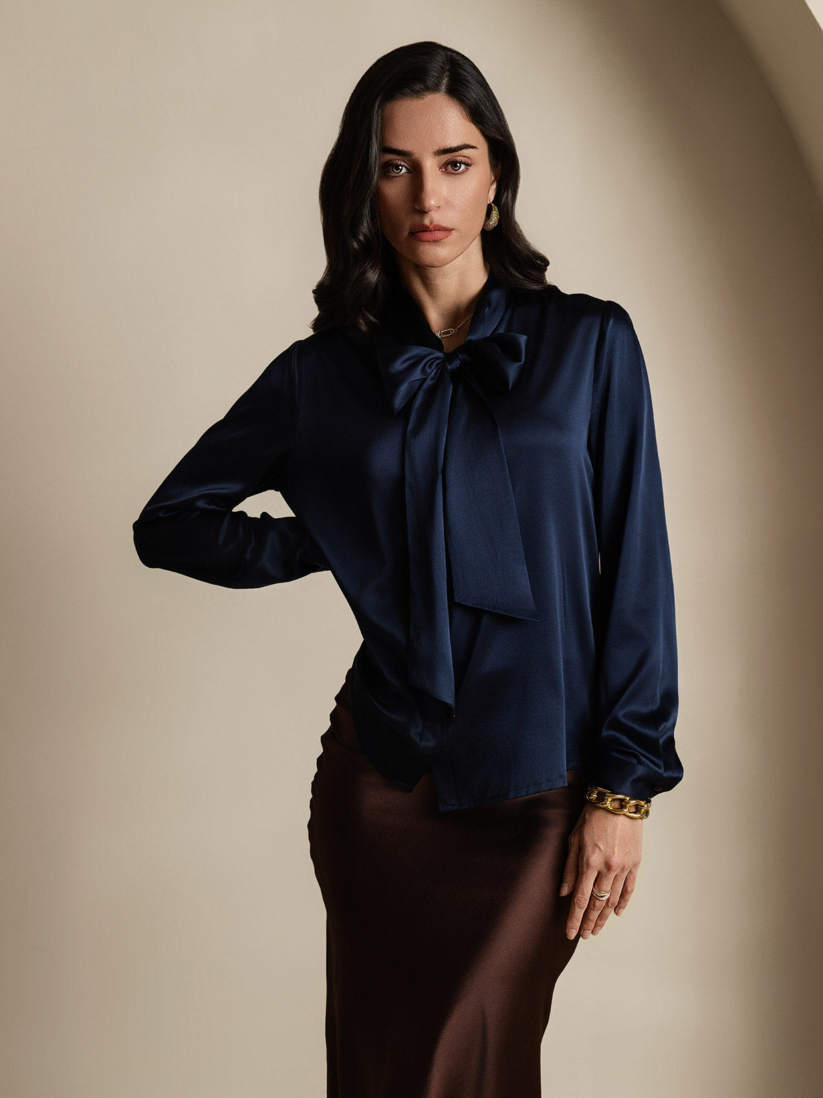 Reyanna™ | Elegant Siden Skjorta med Knytkrage och Långa Ärmar