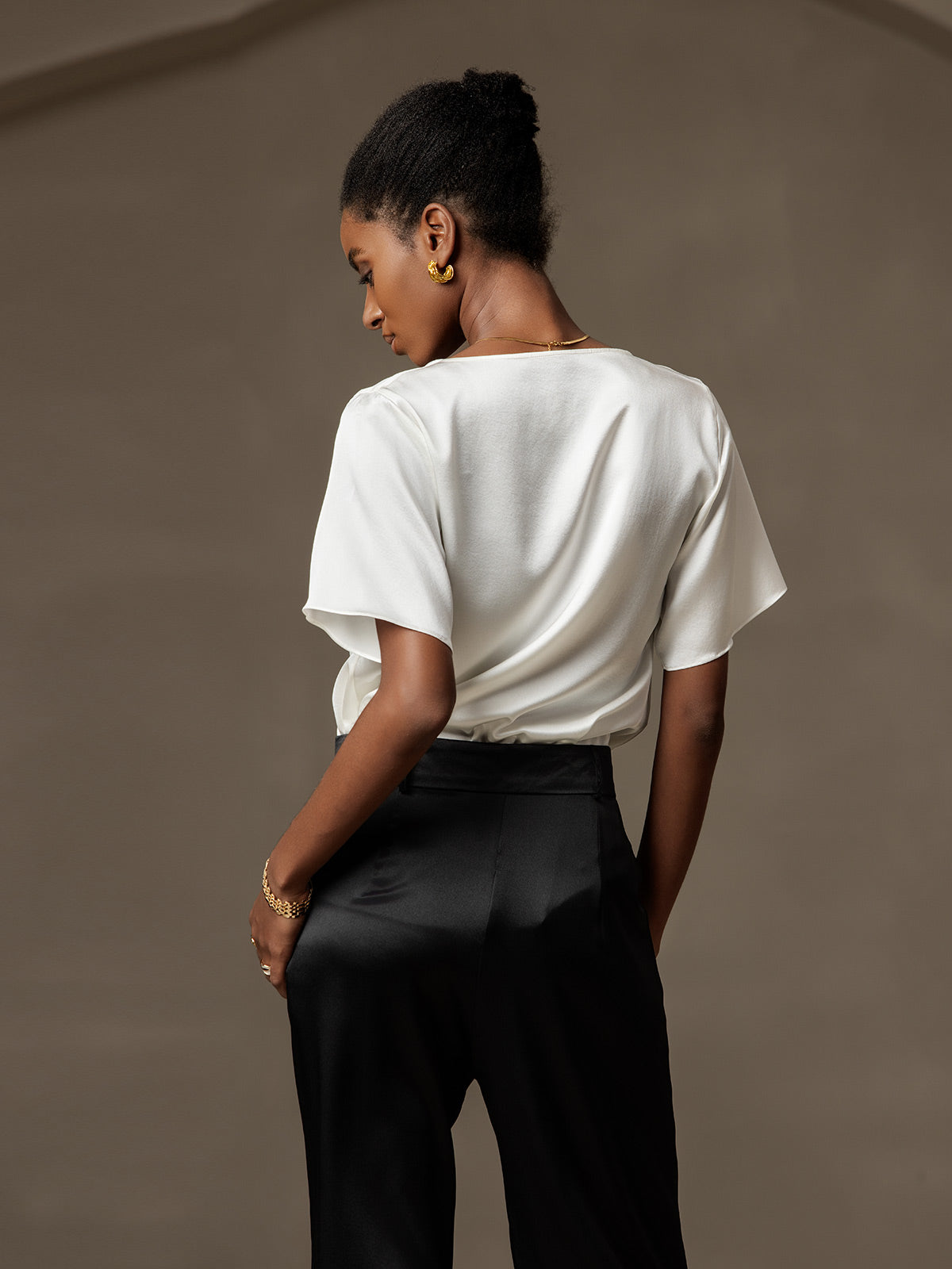 Reyanna™ | Siden avslappnad cowl neck t-shirt med kort ärm