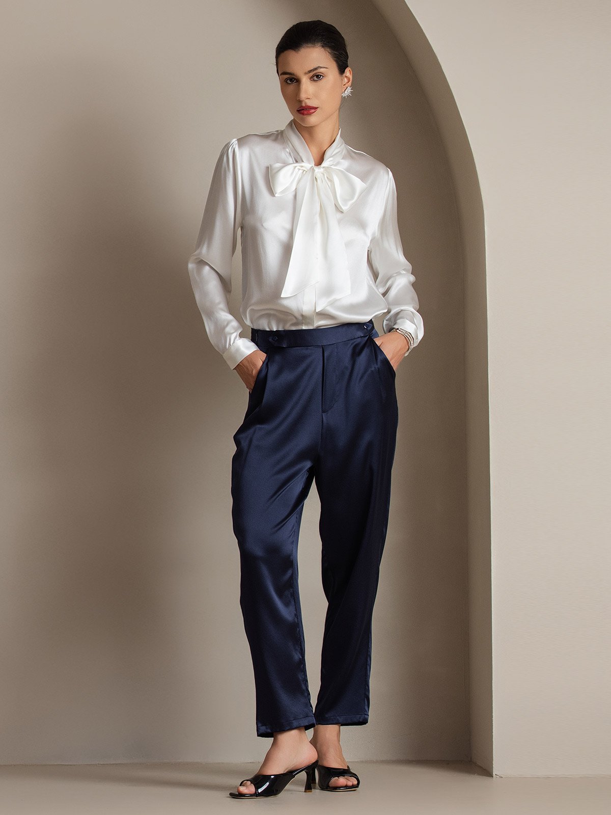 Reyanna™ | Elegant Siden Skjorta med Knytkrage och Långa Ärmar