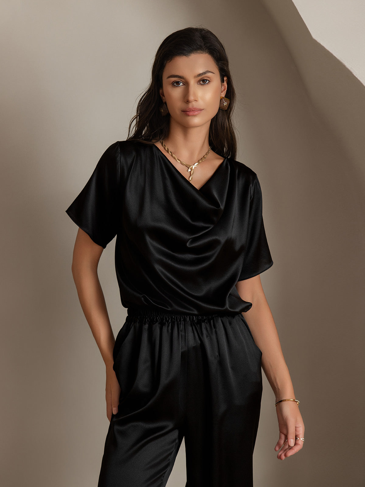 Reyanna™ | Siden avslappnad cowl neck t-shirt med kort ärm