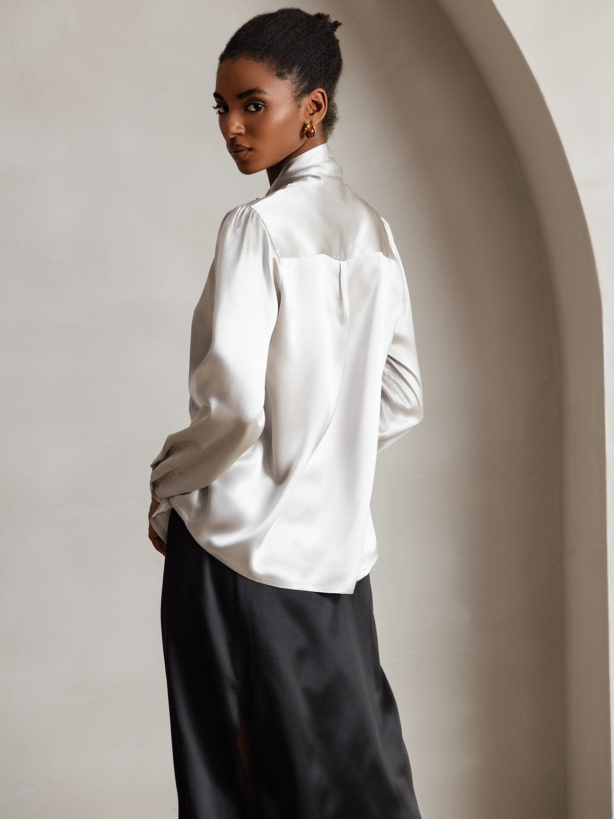 Reyanna™ | Dam 19 Momme Elegant Siden Skjorta med Knytkrage och Långa Ärmar