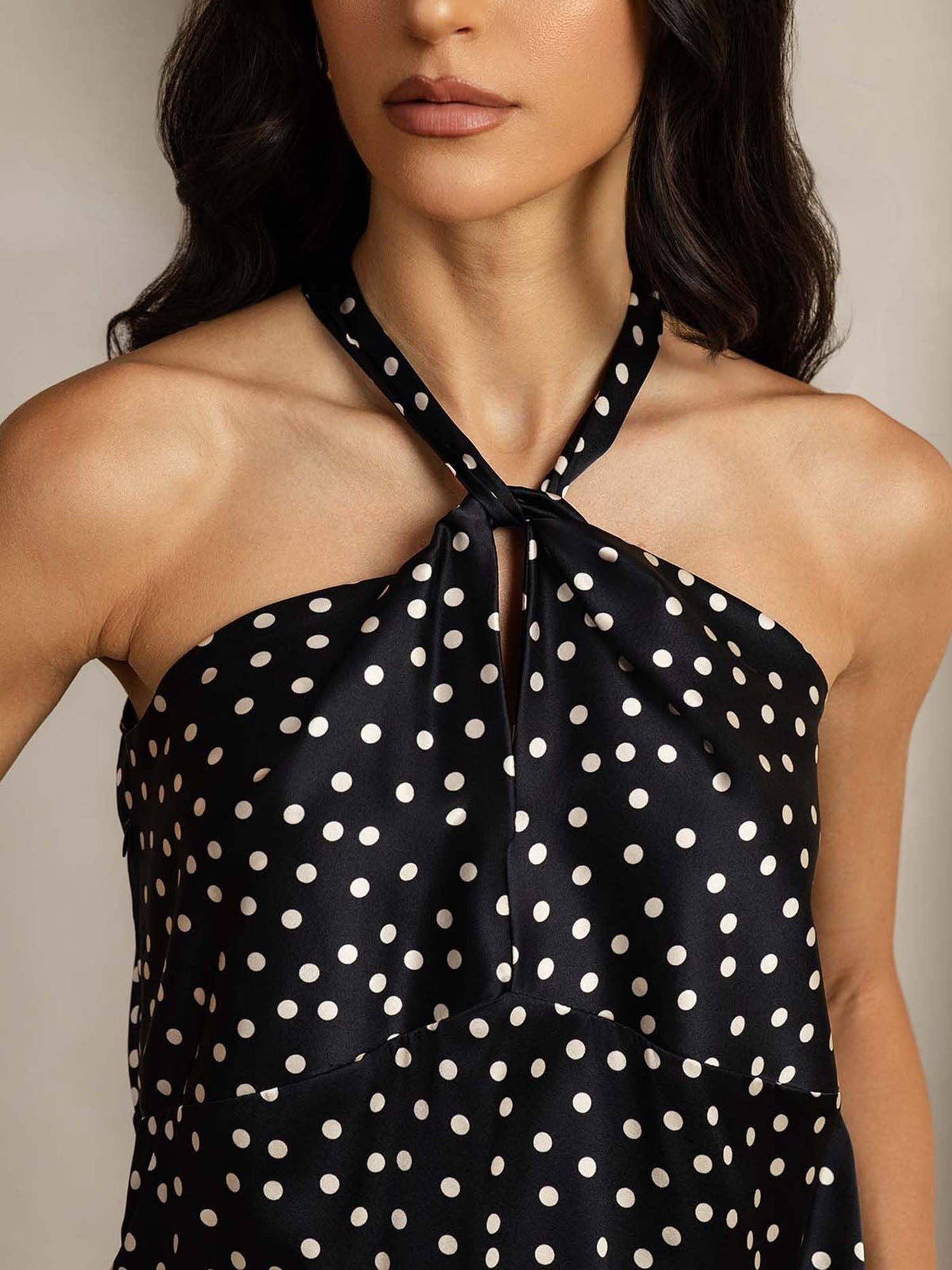 Reyanna™ | Silk Ärmlös Halterneck Twist Topp Med Knäppning Bak