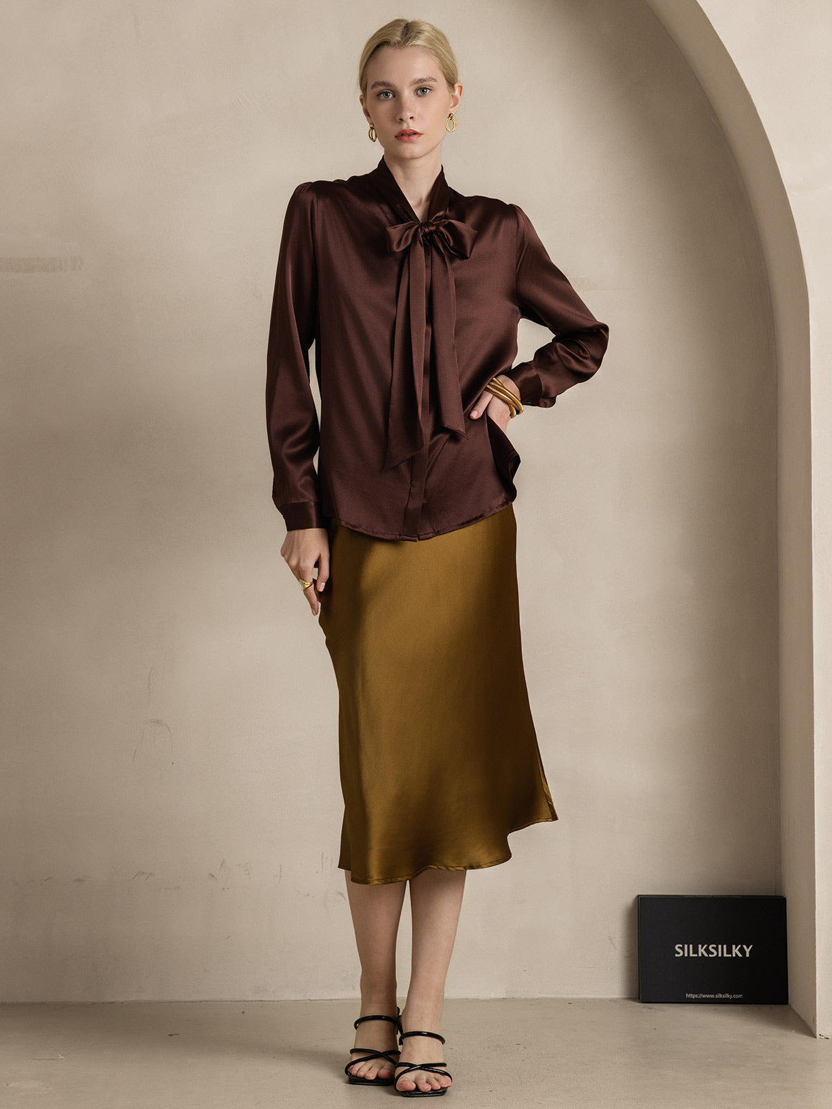 Reyanna™ | Elegant Siden Skjorta med Knytkrage och Långa Ärmar