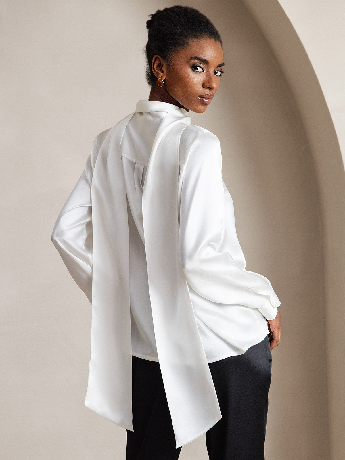 Reyanna™ | Dambasic Blus I 19 Momme Siden Med Knutkrage