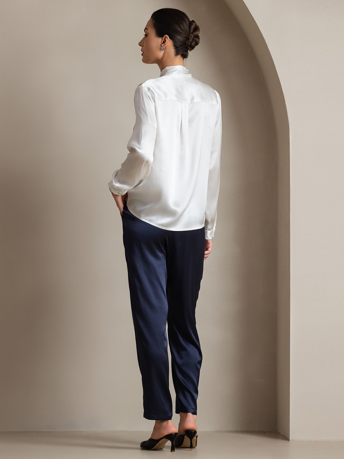 Reyanna™ | Dam 19 Momme Elegant Siden Skjorta med Knytkrage och Långa Ärmar