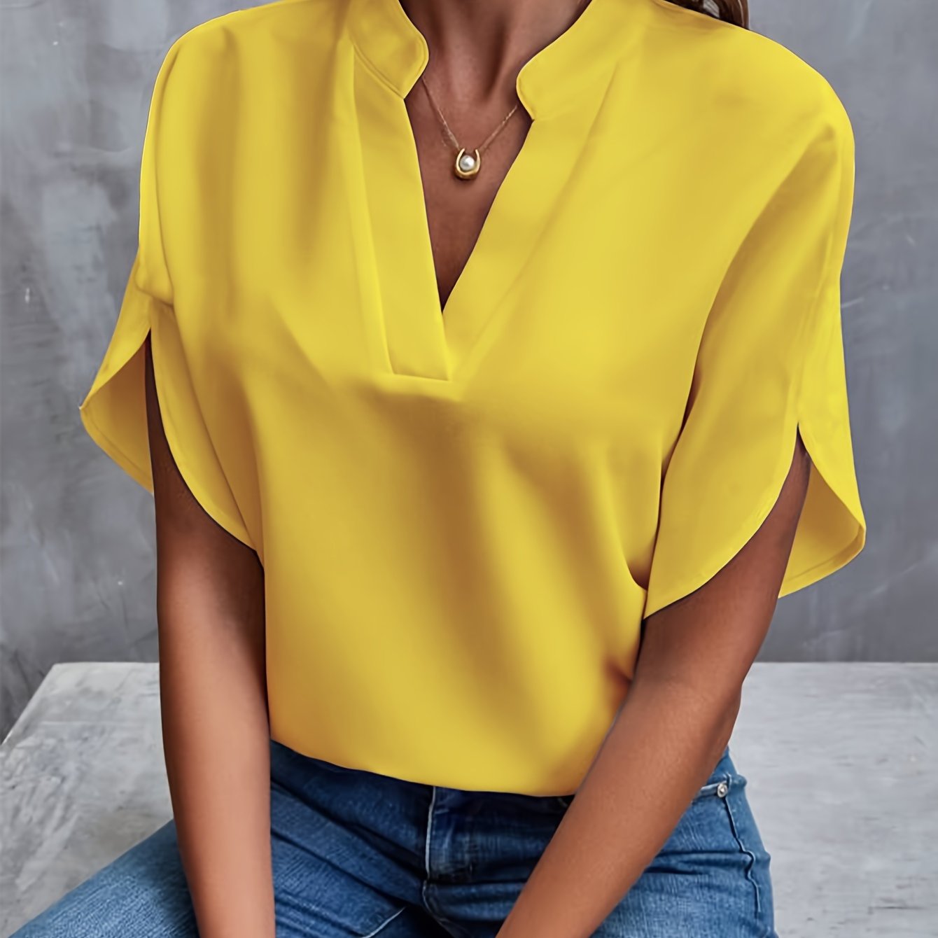 Reyanna |Sofia | Enfärgad blus med V-ringning