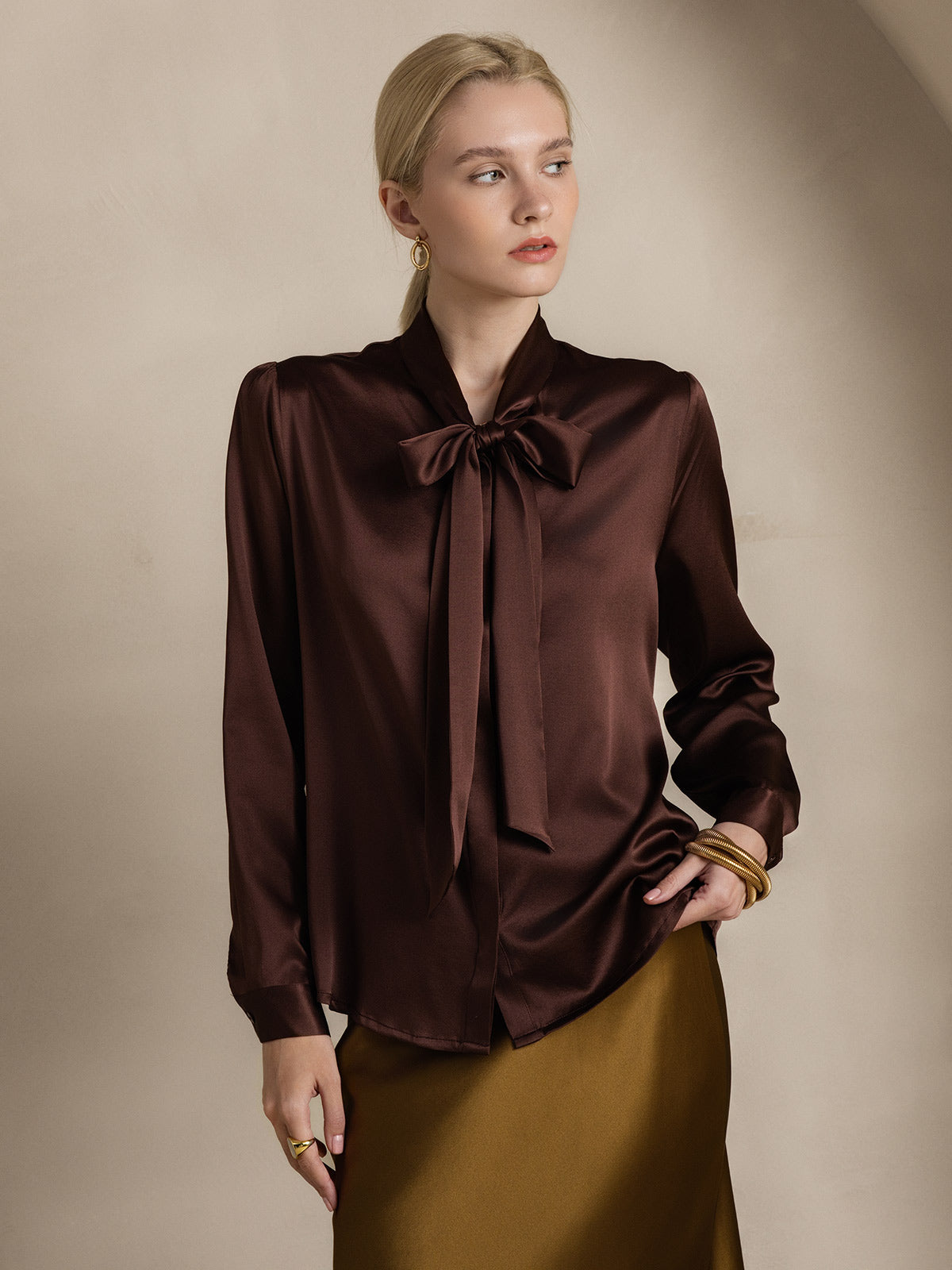 Reyanna™ | Dam 19 Momme Elegant Siden Skjorta med Knytkrage och Långa Ärmar