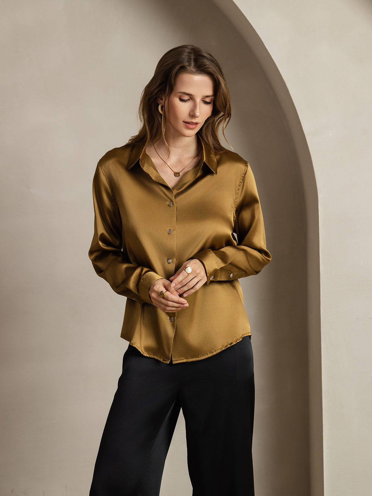 Reyanna™ | Silkesklassisk Militärinspirerad Blus Med Krage