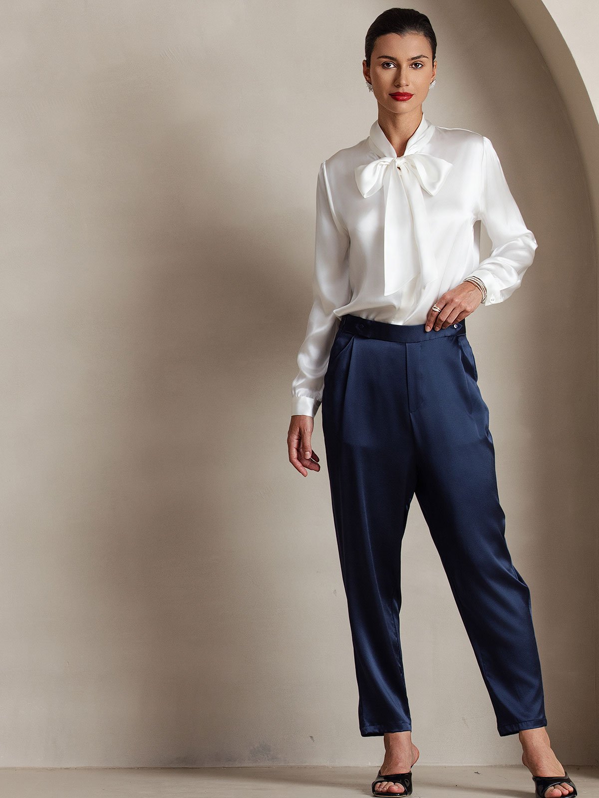 Reyanna™ | Dam 19 Momme Elegant Siden Skjorta med Knytkrage och Långa Ärmar