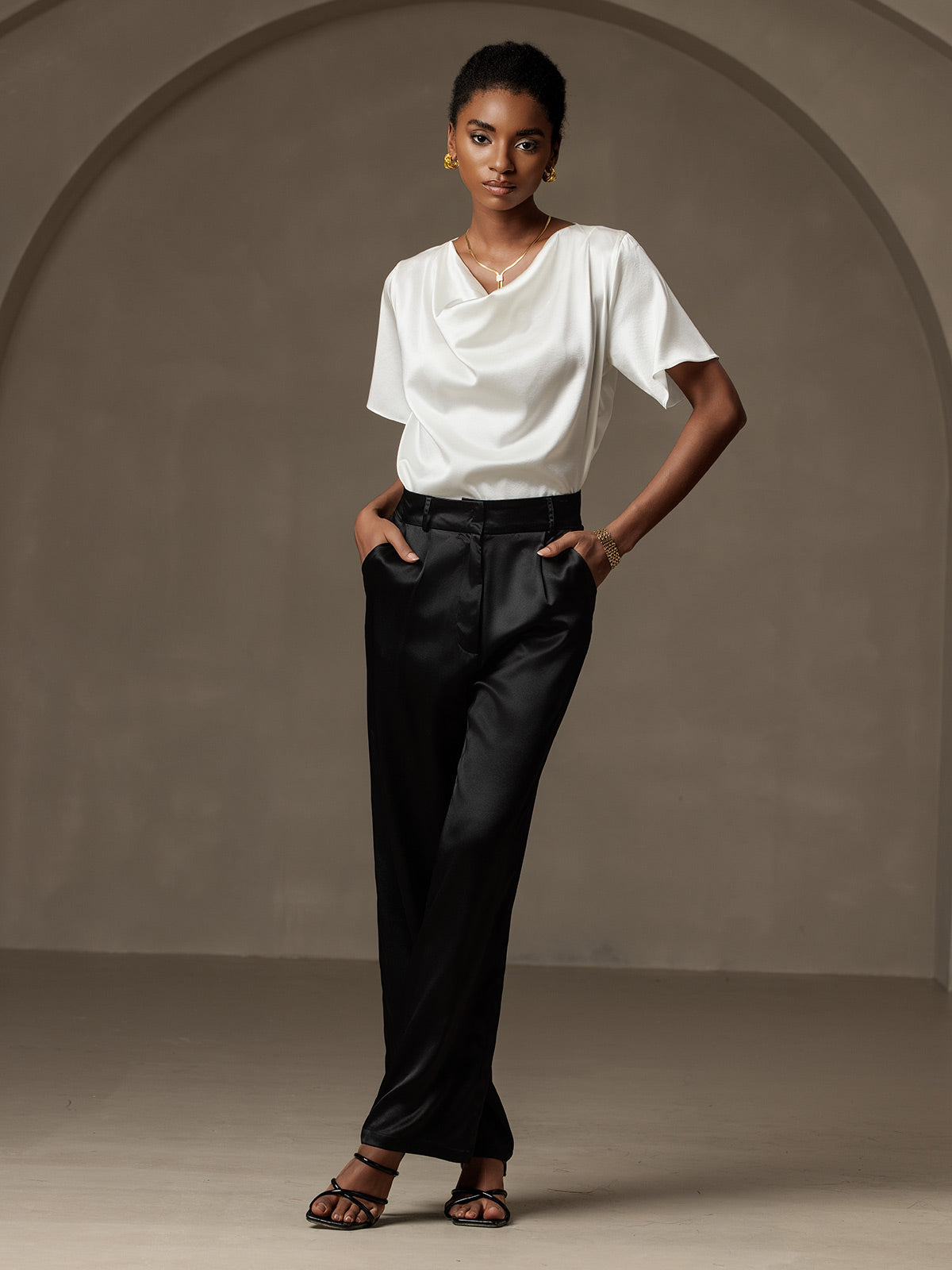 Reyanna™ | Siden avslappnad cowl neck t-shirt med kort ärm