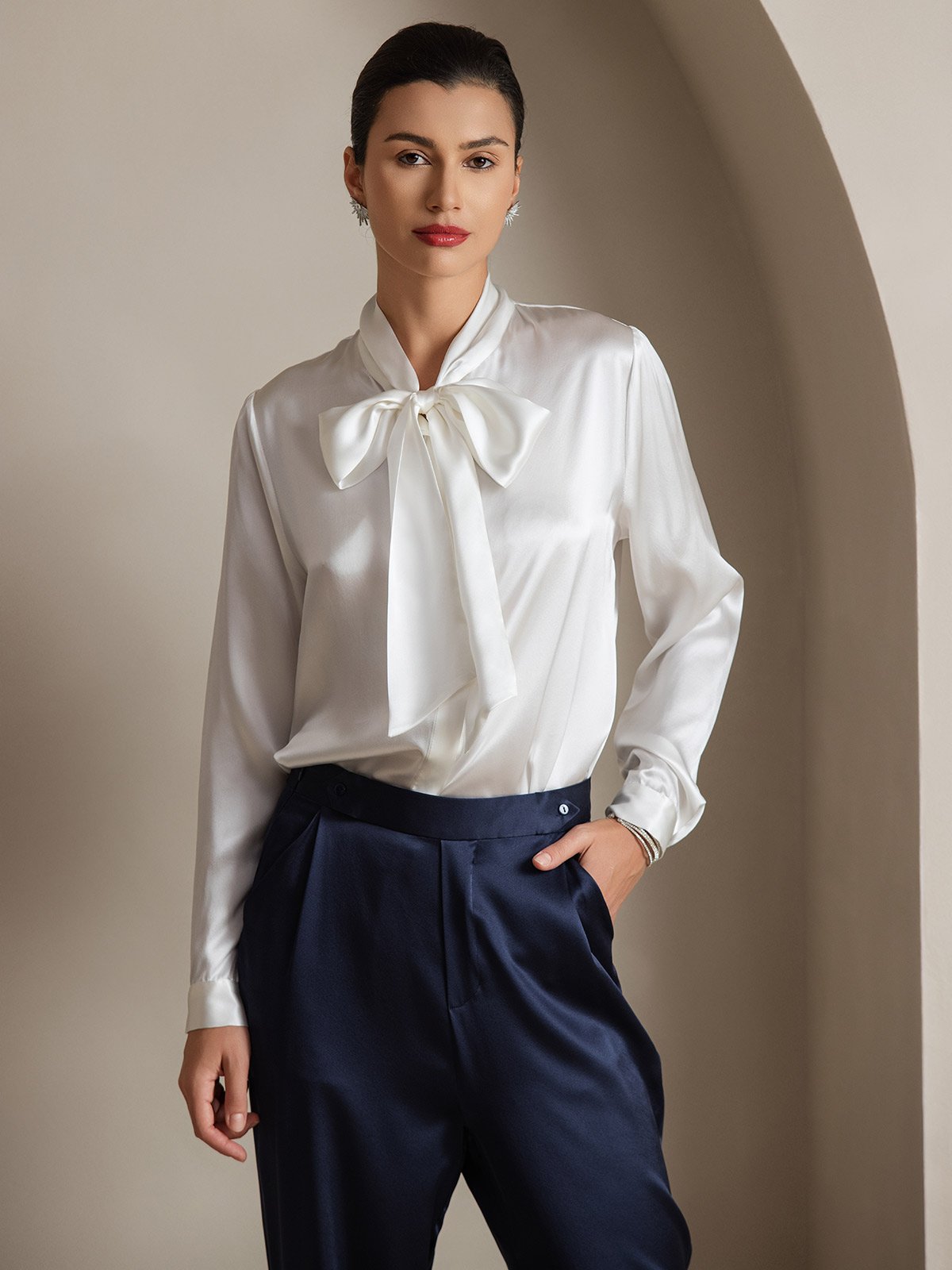 Reyanna™ | Elegant Siden Skjorta med Knytkrage och Långa Ärmar
