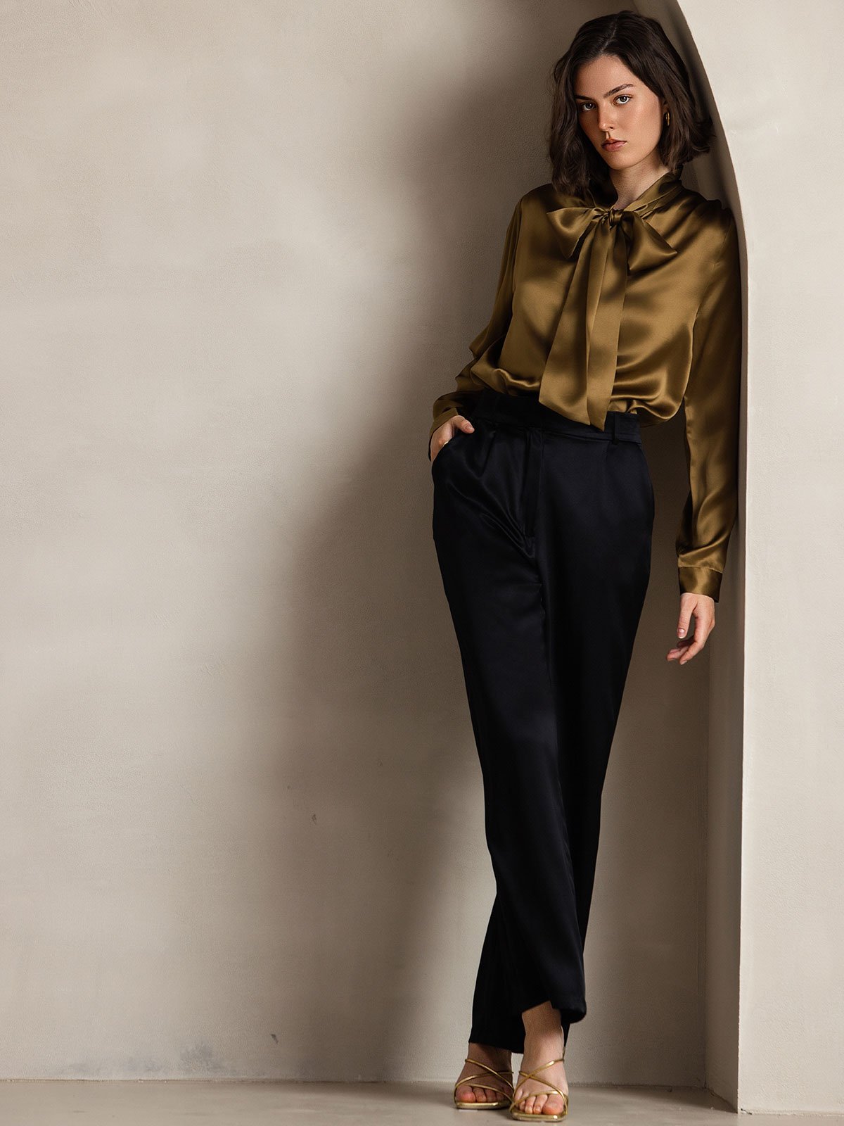 Reyanna™ | Elegant Siden Skjorta med Knytkrage och Långa Ärmar