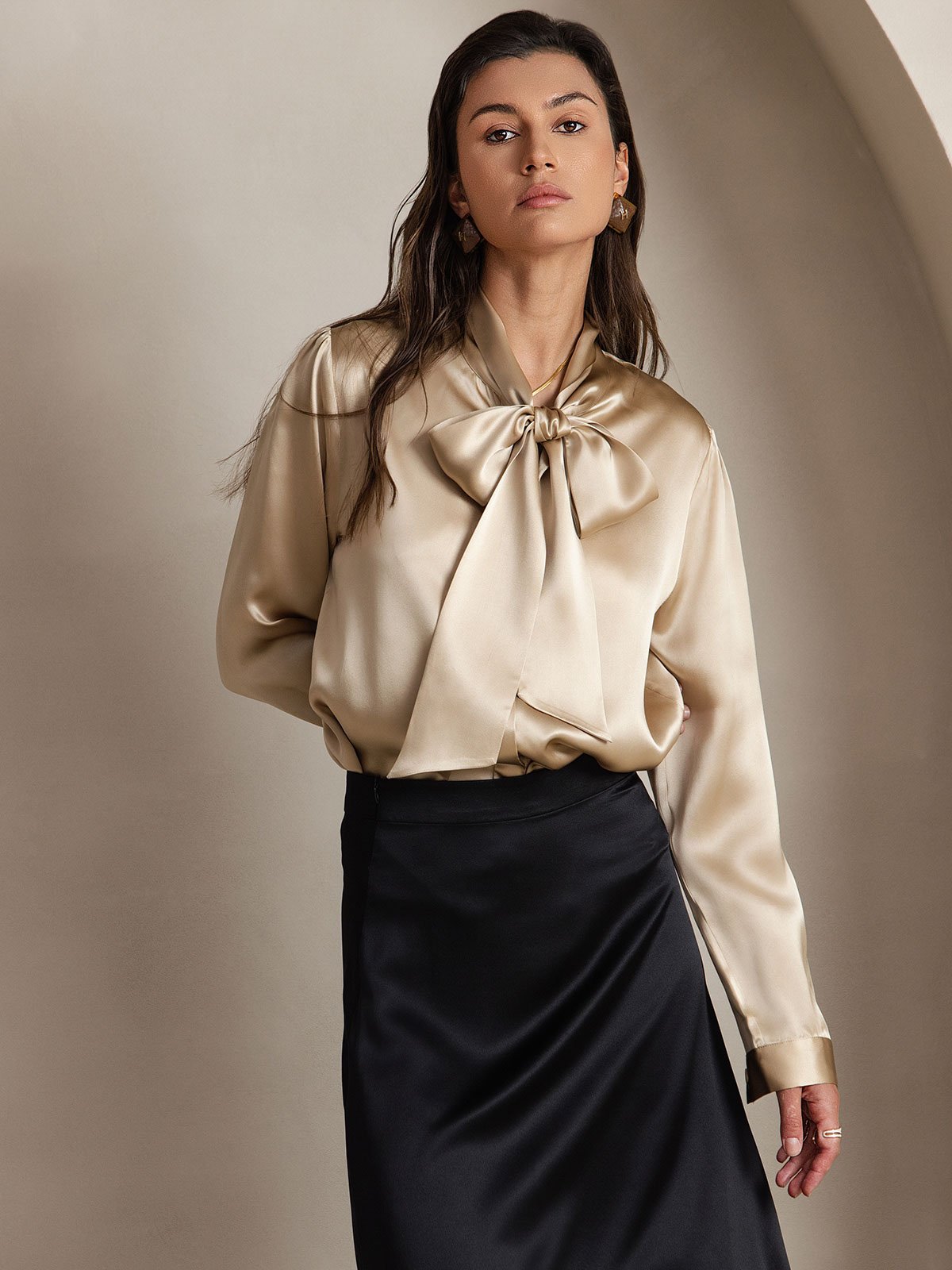 Reyanna™ | Elegant Siden Skjorta med Knytkrage och Långa Ärmar