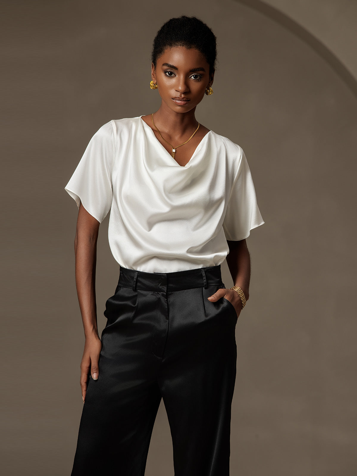 Reyanna™ | Siden avslappnad cowl neck t-shirt med kort ärm