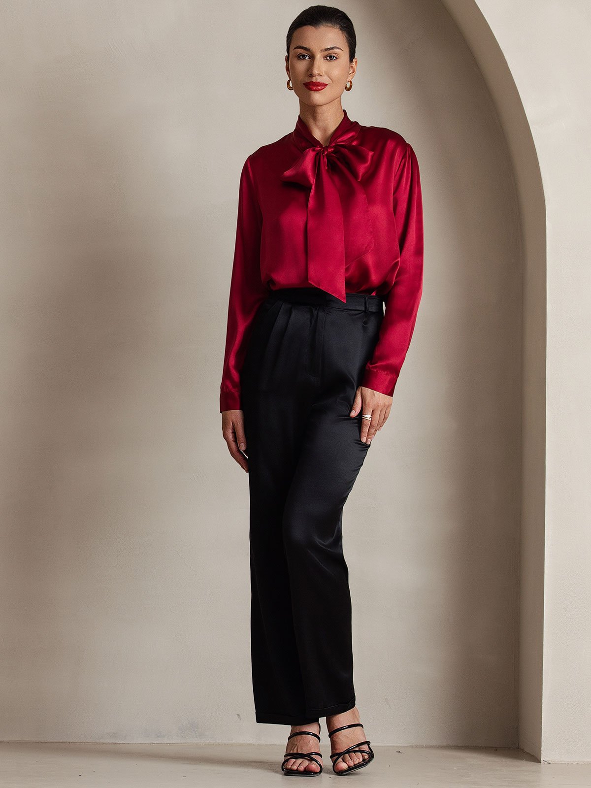Reyanna™ | Elegant Siden Skjorta med Knytkrage och Långa Ärmar