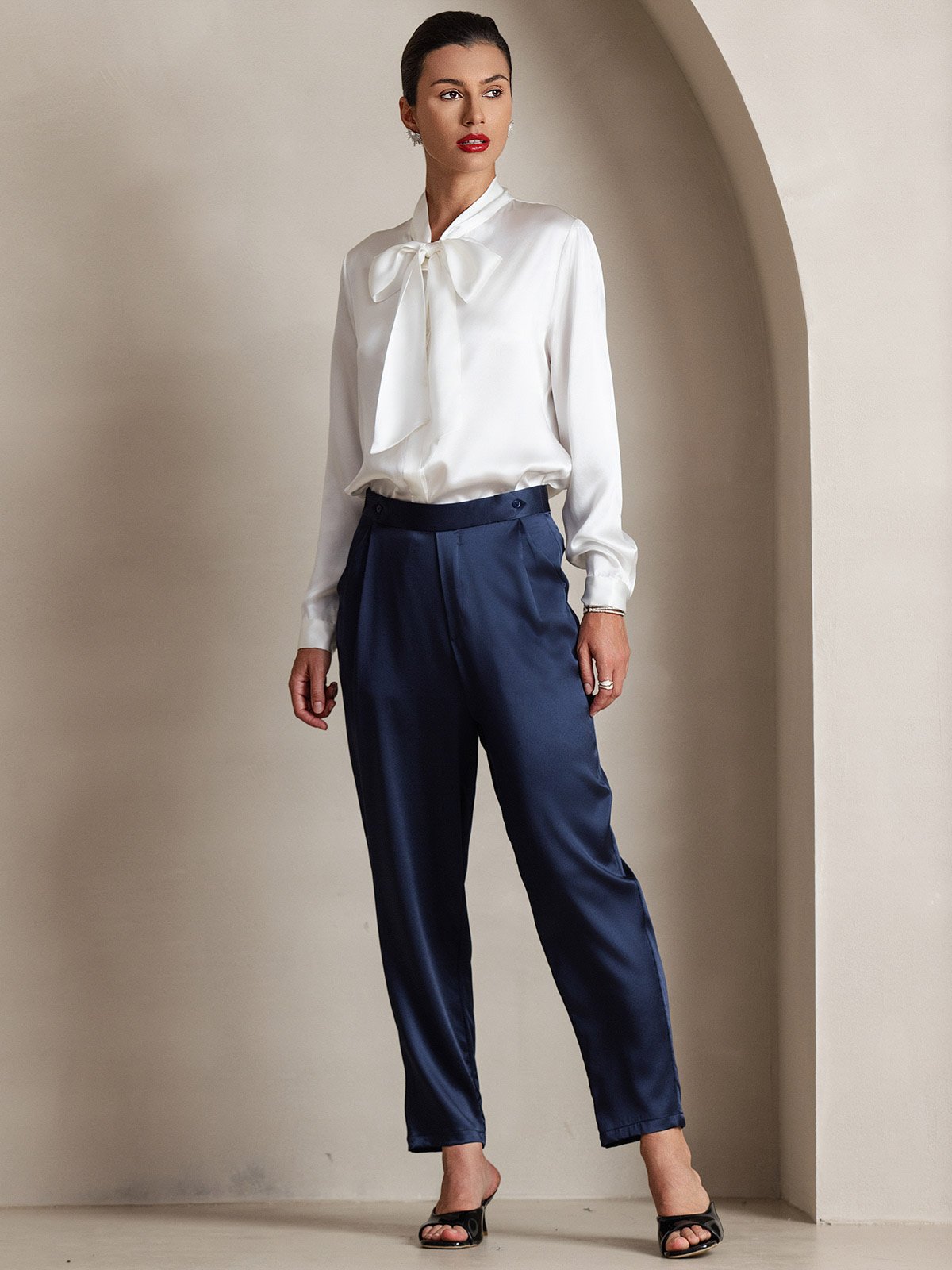 Reyanna™ | Dam 19 Momme Elegant Siden Skjorta med Knytkrage och Långa Ärmar