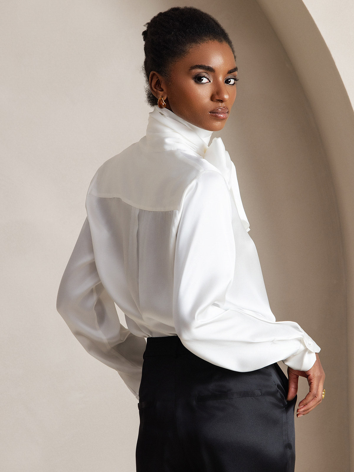 Reyanna™ | Dambasic Blus I 19 Momme Siden Med Knutkrage