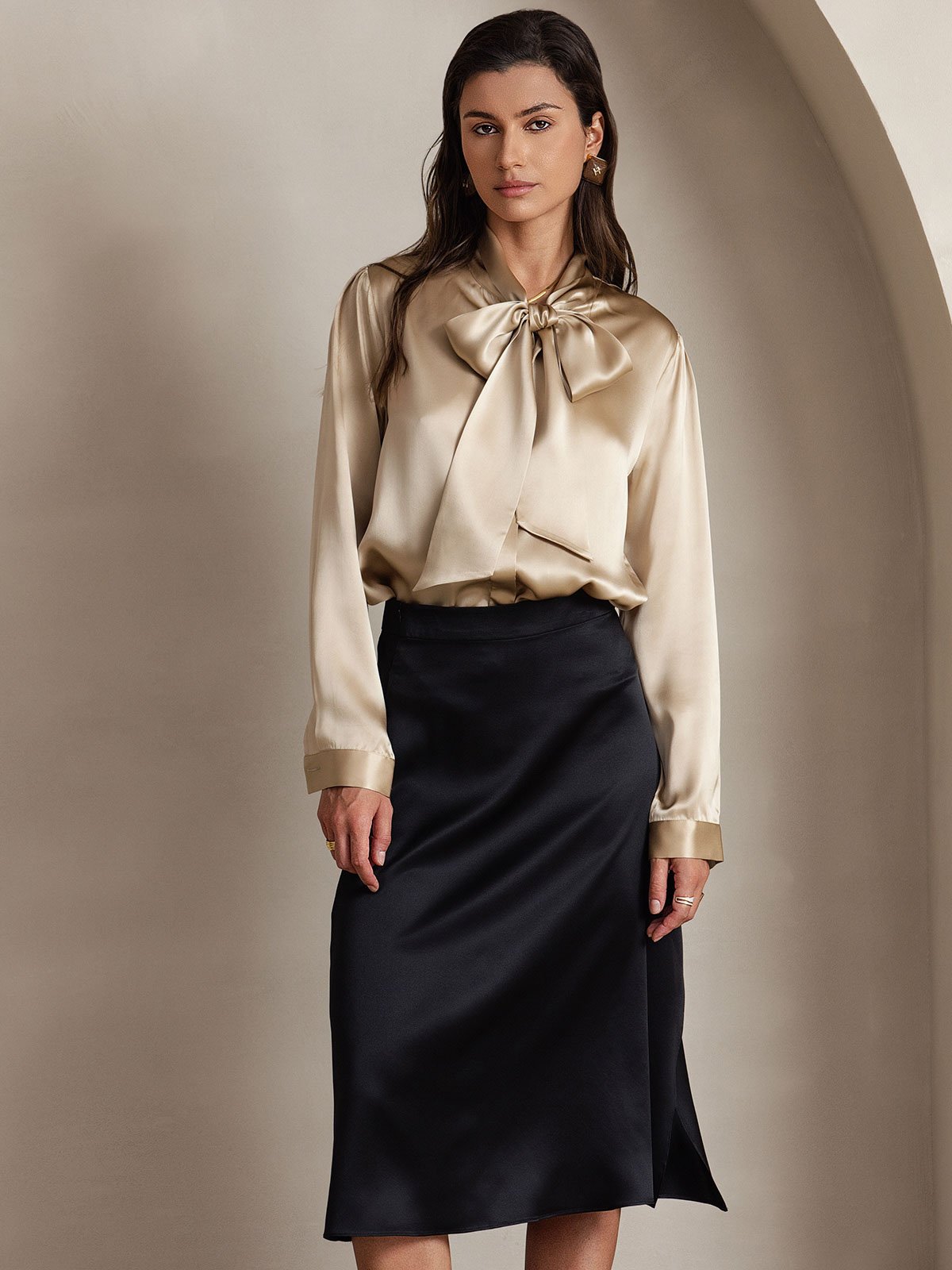Reyanna™ | Elegant Siden Skjorta med Knytkrage och Långa Ärmar