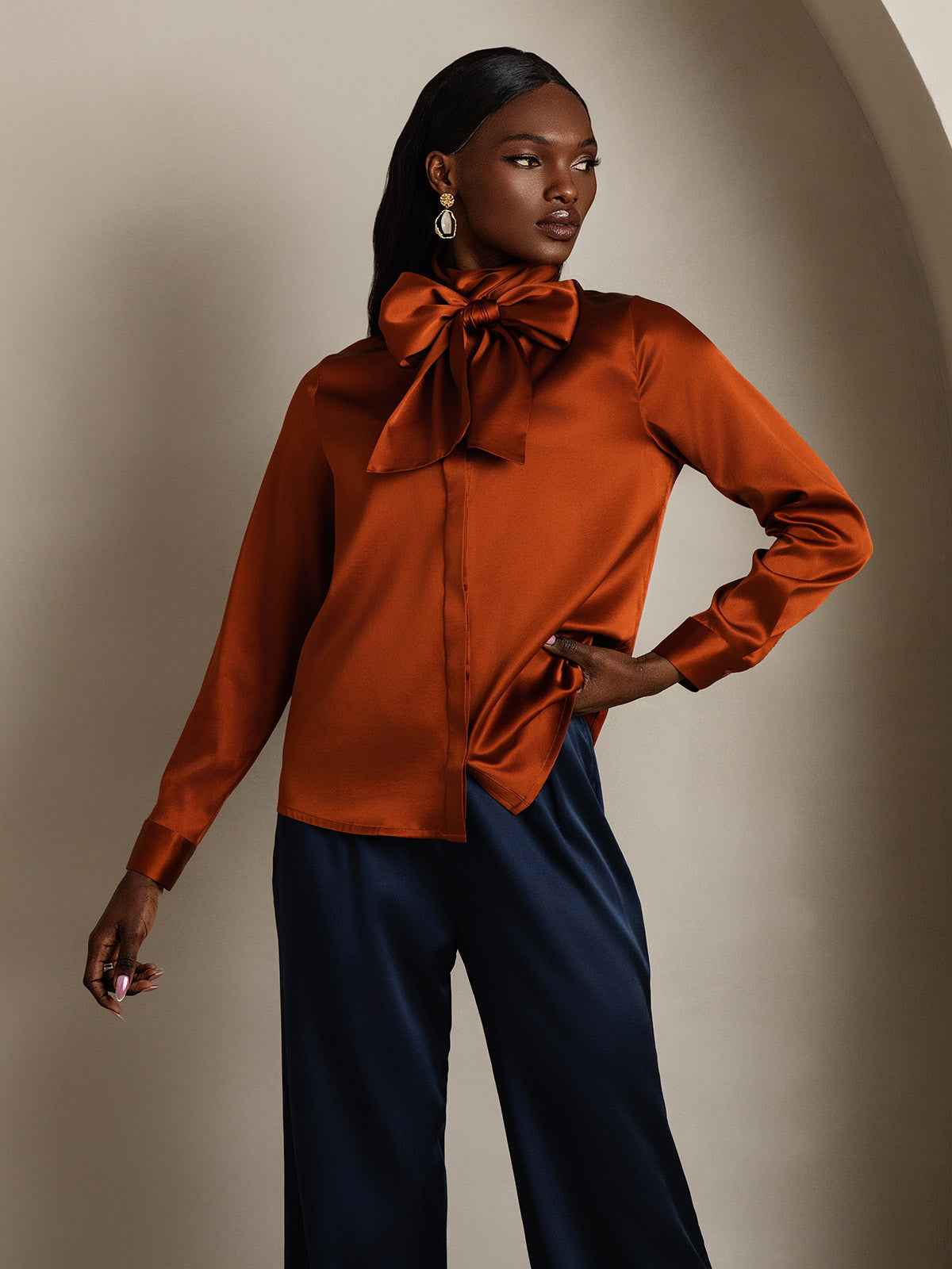 Reyanna™ | Dambasic Blus I 19 Momme Siden Med Knutkrage