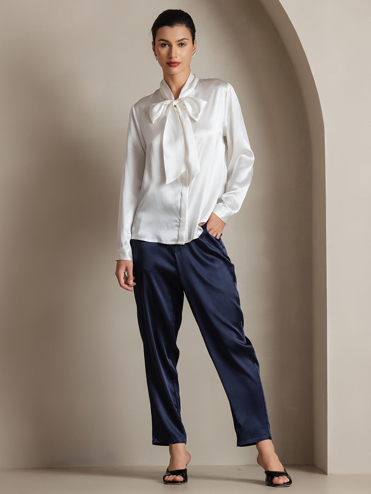 Reyanna™ | Elegant Siden Skjorta med Knytkrage och Långa Ärmar